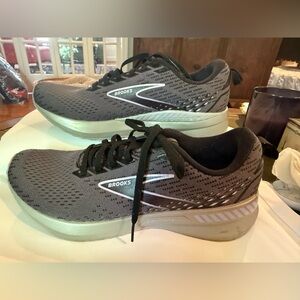 Brooks Women's Levitate GTS 5 Running
Shoes VERY GOOD PRELOVED CONDITION 
Sz 9